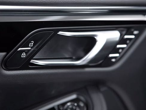 Certified 2026 Porsche Macan AWD/4WD image 24