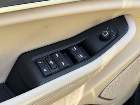 Used 2022 Jeep Grand Cherokee L Limited AWD/4WD image 29