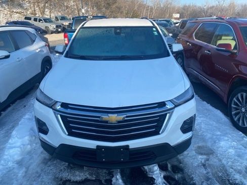 Used 2023 Chevrolet Traverse LT image 3