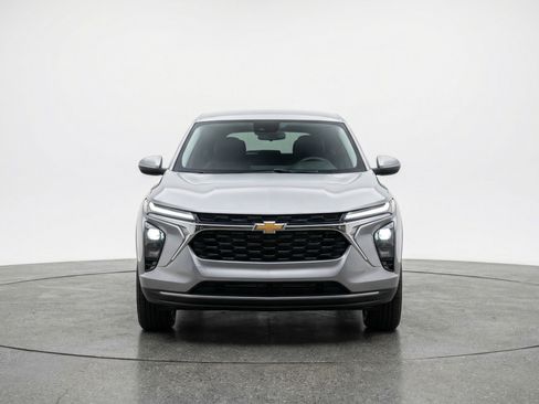 Used 2025 Chevrolet Trax LT FWD image 2