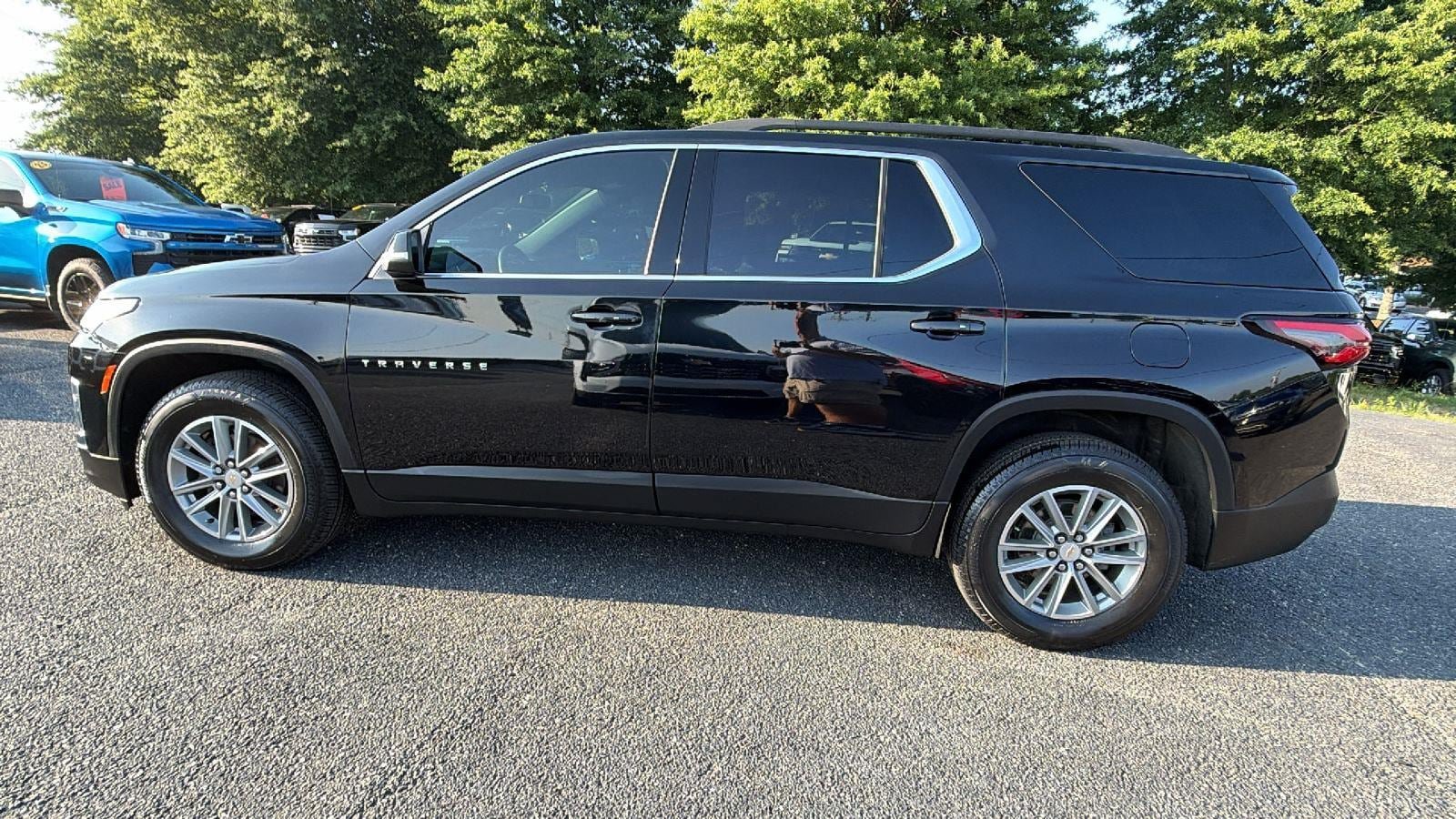 Used 2023 Chevrolet Traverse LT FWD image 11