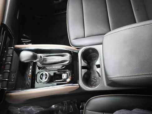 Used 2024 GMC Canyon Denali image 11