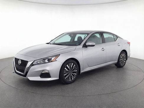 Used 2024 Nissan Altima 2.5 SV FWD image 3