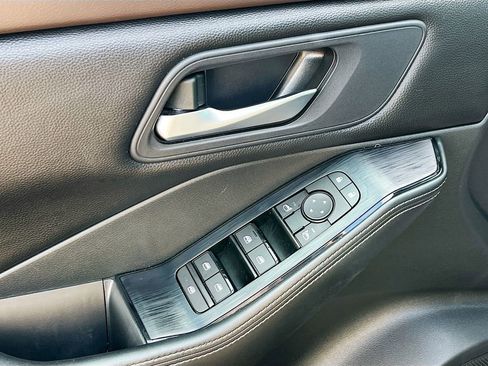 Used 2023 Nissan Rogue SV image 11