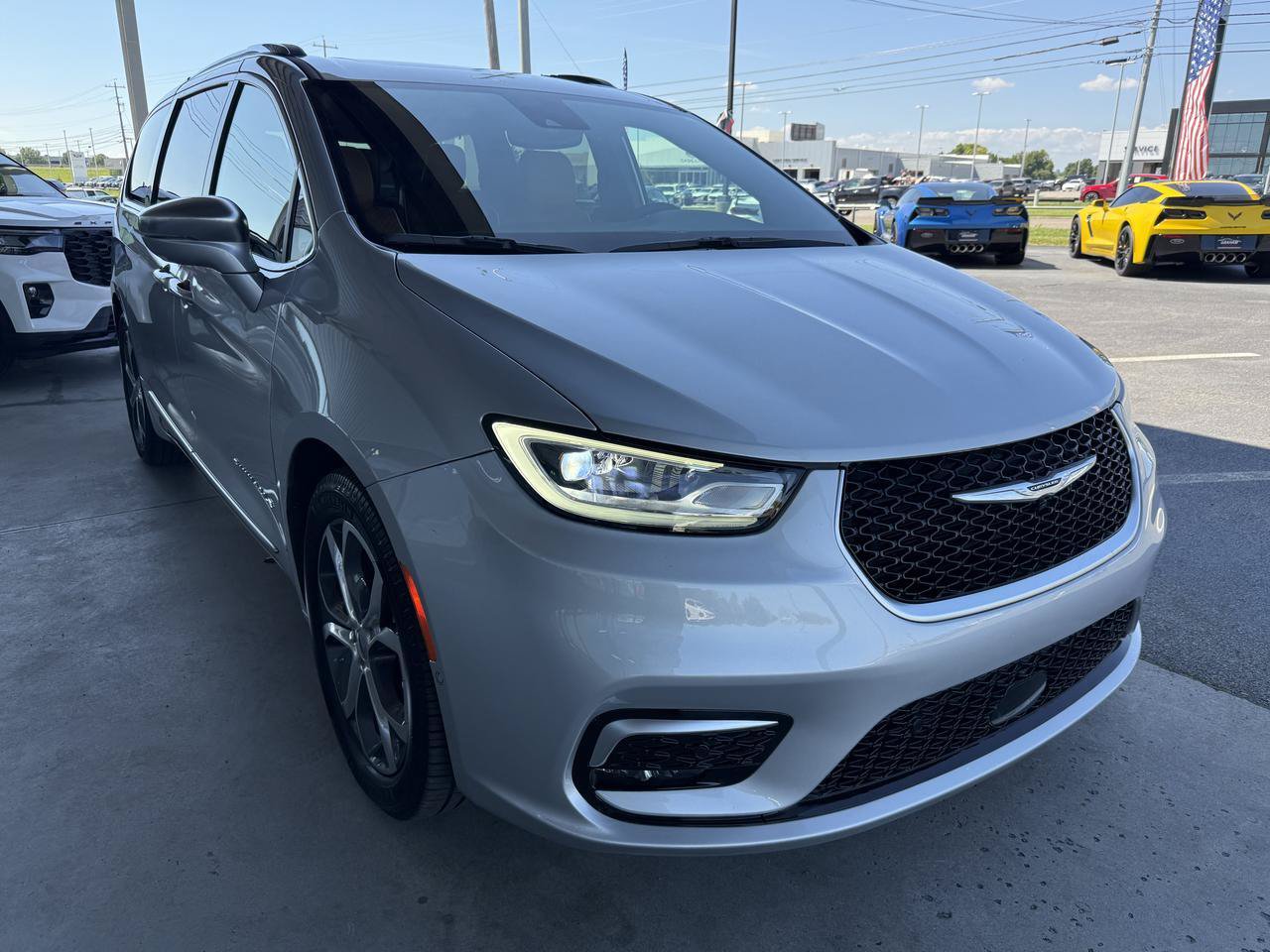 Used 2024 Chrysler Pacifica Pinnacle FWD image 3