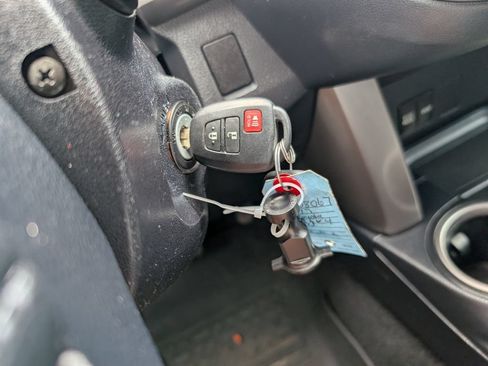 Used 2017 Toyota RAV4 LE FWD image 14
