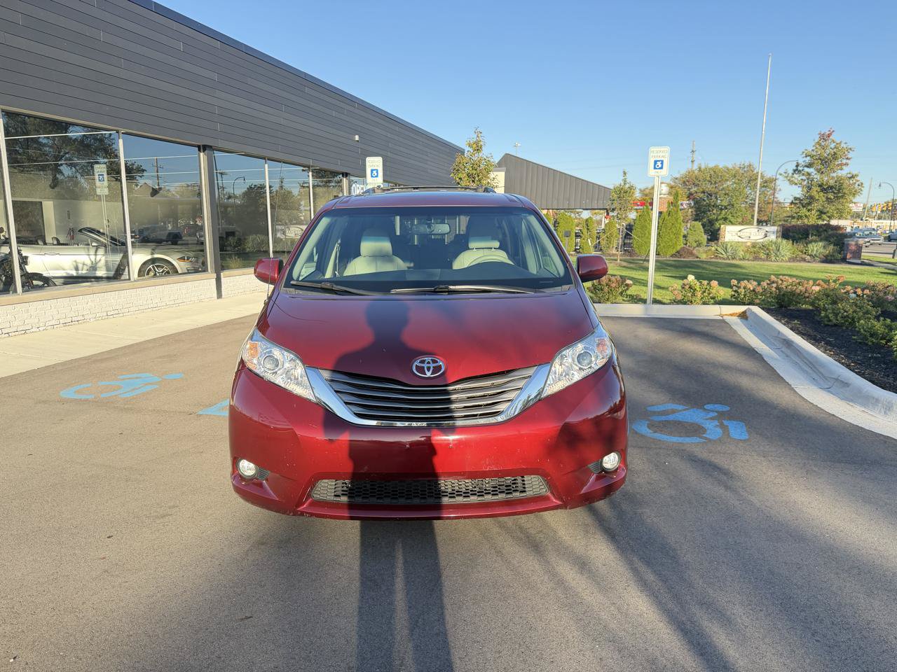 Used 2012 Toyota Sienna XLE FWD image 2