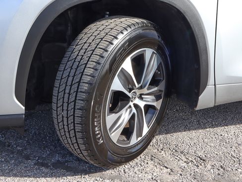 Used 2024 Toyota Highlander XLE image 17