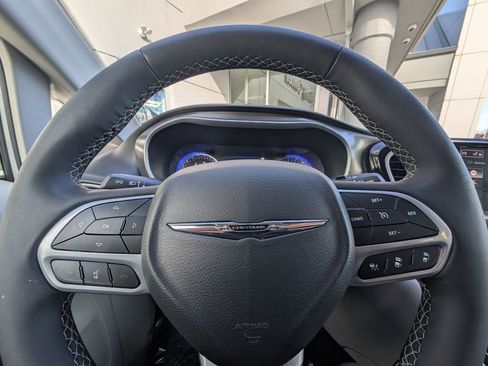 Used 2024 Chrysler Pacifica Touring-L image 19