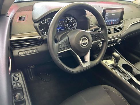 Used 2025 Nissan Altima 2.5 SV FWD image 12