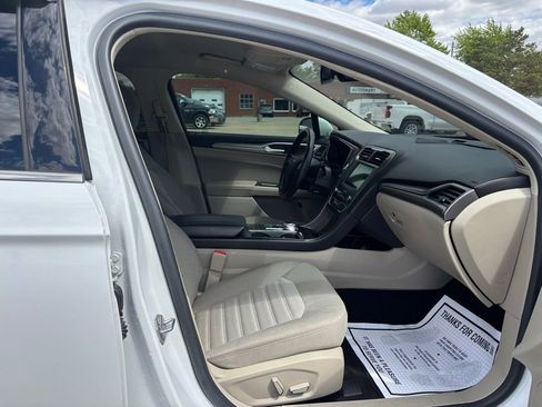 Used 2019 Ford Fusion SE FWD image 12