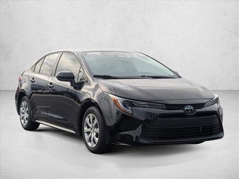 Used 2025 Toyota Corolla LE w/ Convenience Package image 3