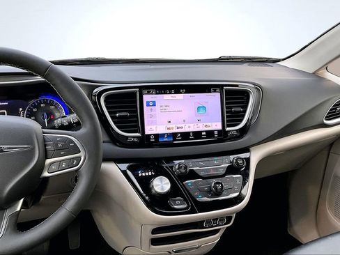 Used 2024 Chrysler Pacifica Touring-L image 6