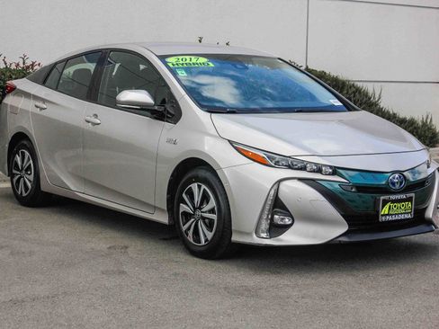 Used 2017 Toyota Prius Prime Advanced image 3