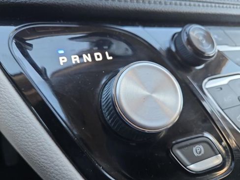 Used 2018 Chrysler Pacifica Limited image 23