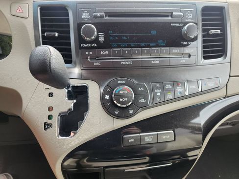 Used 2013 Toyota Sienna LE w/ Towing Pkg FWD image 22