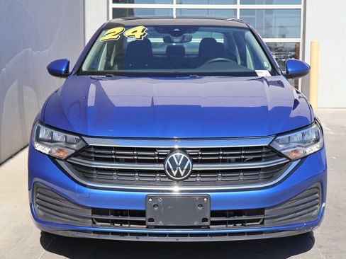 Used 2024 Volkswagen Jetta SE FWD image 5