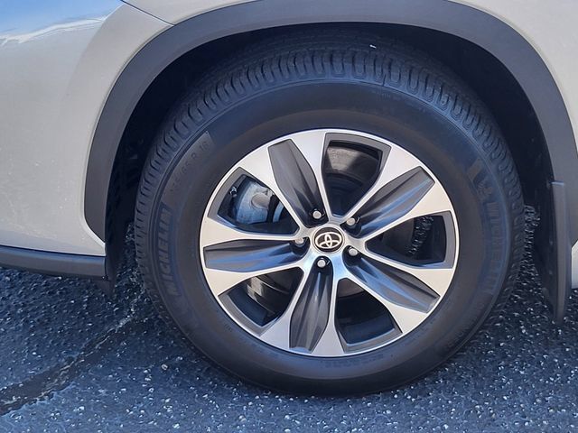 Used 2024 Toyota Highlander XLE AWD/4WD image 9