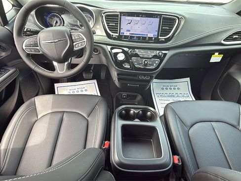 New 2025 Chrysler Pacifica Select image 13