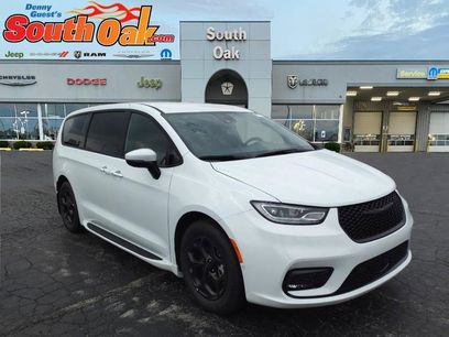 New 2023 Chrysler Pacifica Touring-L w/ S Appearance Package