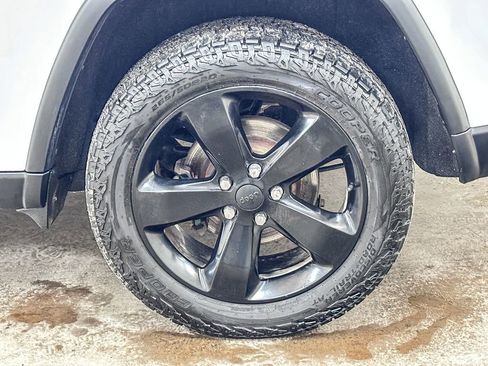 Used 2019 Jeep Grand Cherokee Laredo image 54