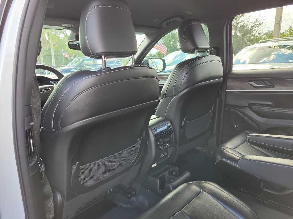 Used 2024 Jeep Grand Cherokee L Limited w/ Black Appearance Package AWD/4WD image 11