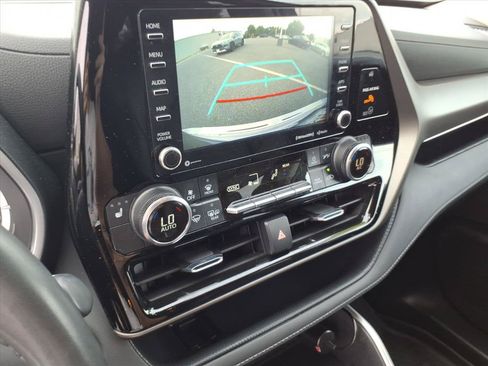 Used 2022 Toyota Highlander XLE AWD/4WD image 38