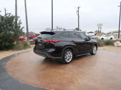 Used 2021 Toyota Highlander Limited image 2