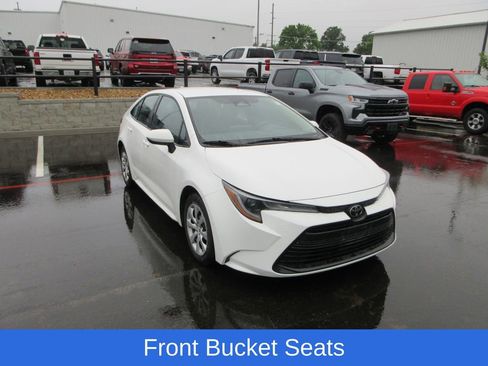 Used 2023 Toyota Corolla LE FWD image 2