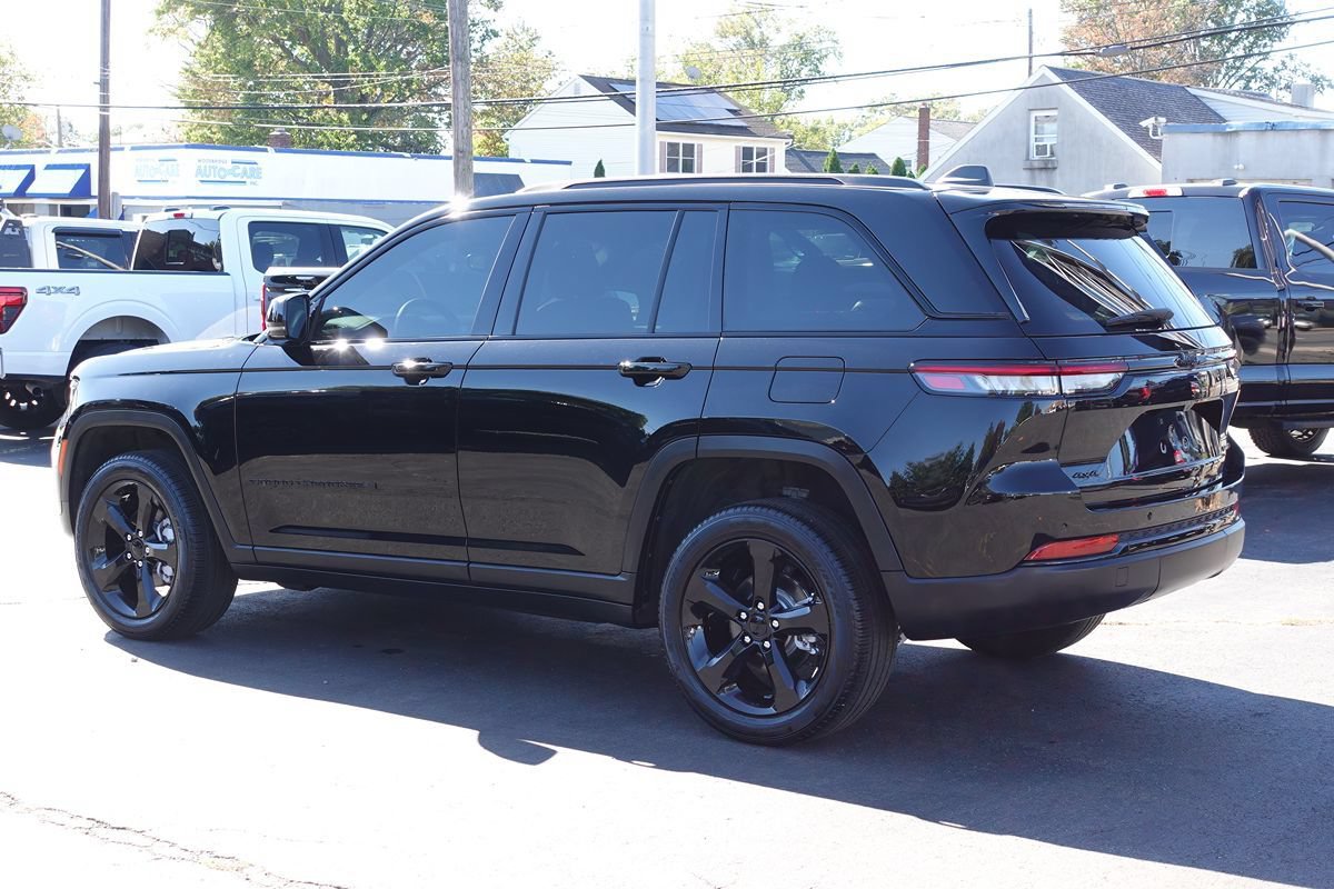 Used 2024 Jeep Grand Cherokee Limited w/ Black Appearance Package AWD/4WD image 2