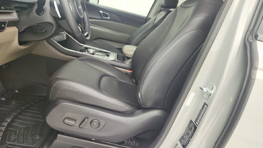 Used 2025 Kia Carnival EX FWD image 14