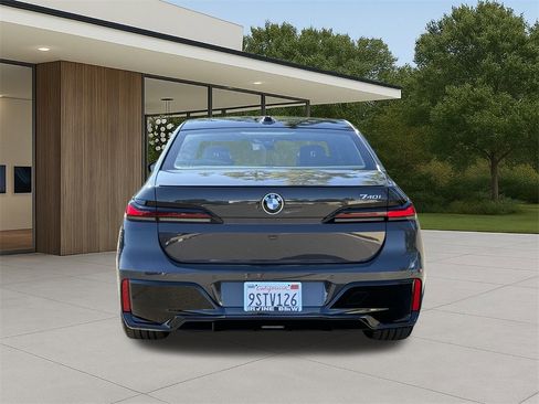 Used 2025 BMW 740i w/ Premium Package image 9