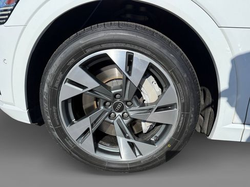 Used 2021 Audi e-tron Premium w/ Convenience Plus Package image 9