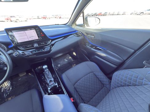Used 2022 Toyota C-HR XLE image 17