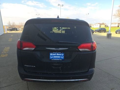 Used 2019 Chrysler Pacifica Touring-L FWD image 7