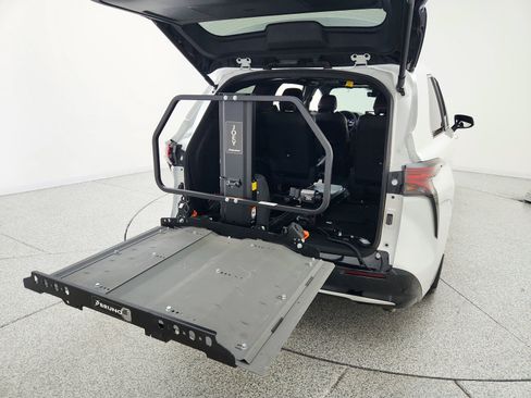 Used 2025 Toyota Sienna Limited FWD image 33