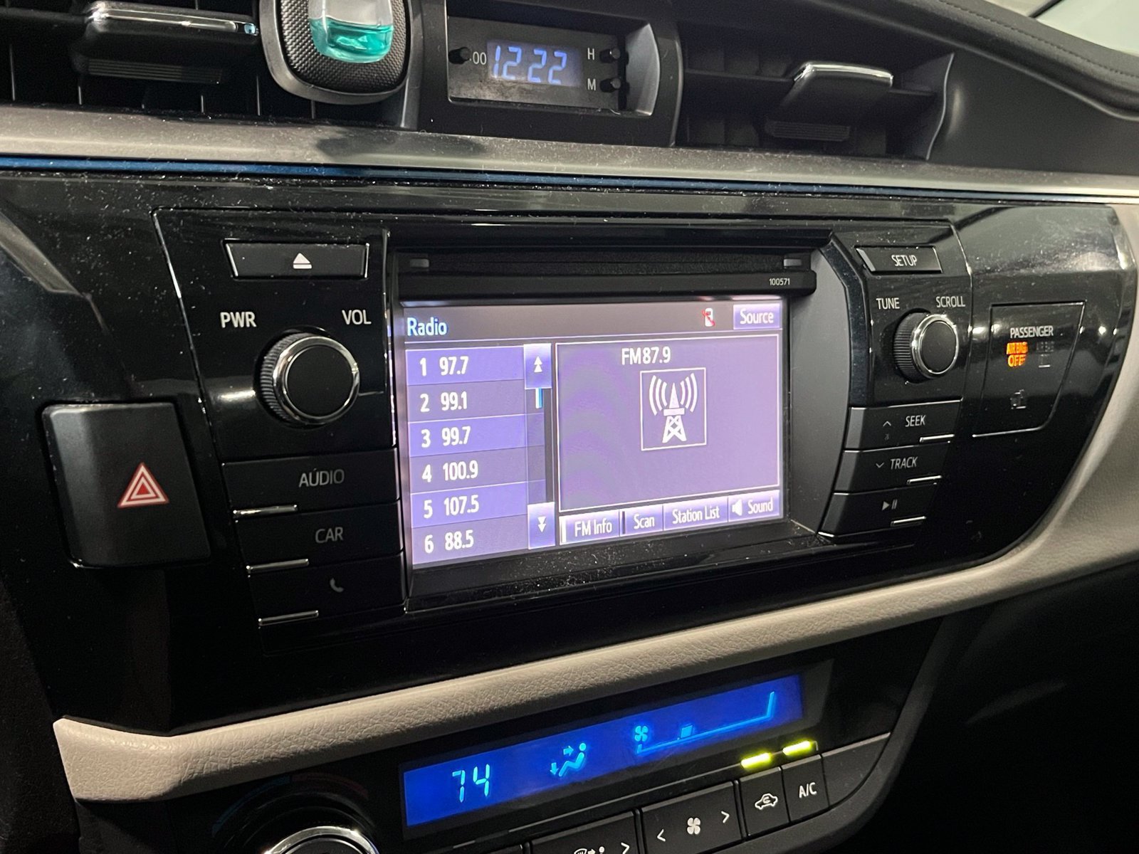 Used 2016 Toyota Corolla LE FWD image 12