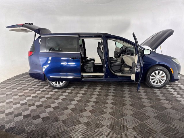 Used 2017 Chrysler Pacifica Touring-L FWD image 15