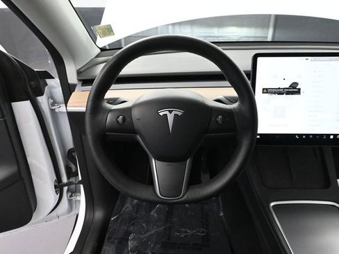 Used 2022 Tesla Model Y Long Range image 22