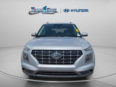 Used 2022 Hyundai Venue SEL FWD image 2