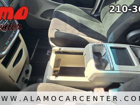 Used 2014 Chrysler Town & Country Touring FWD image 40