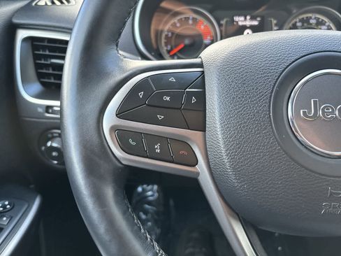 Used 2019 Jeep Cherokee Latitude Plus w/ Comfort/Convenience Group image 11