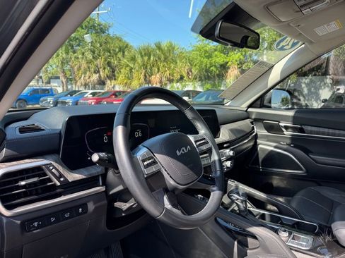 Used 2024 Kia Telluride EX w/ EX Captain's Chair Package image 44