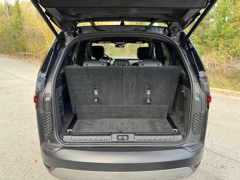 Used 2025 Land Rover Discovery S image 8