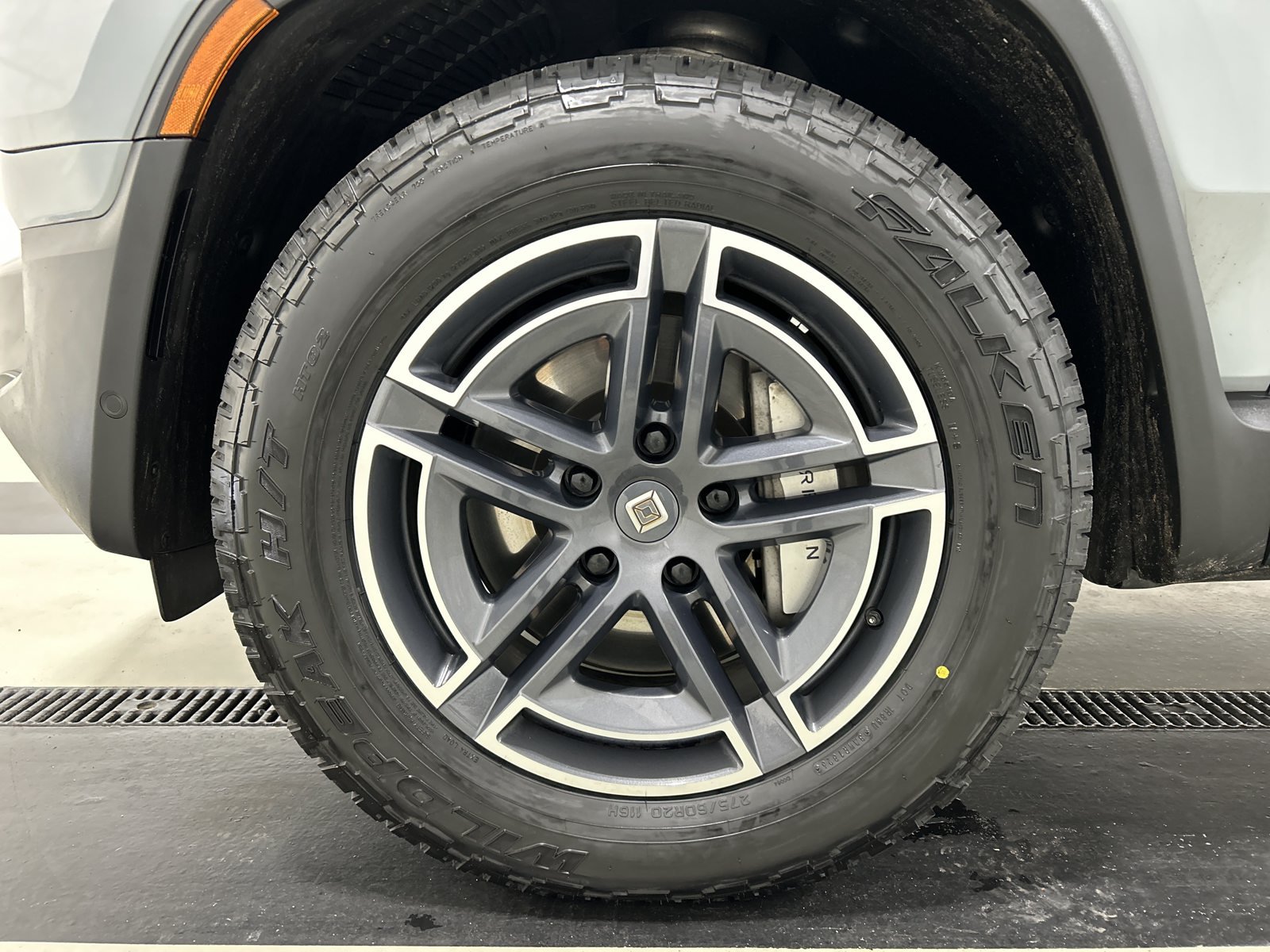 Used 2025 Rivian R1S Adventure Dual AWD/4WD image 9