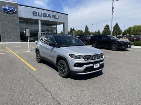 Used 2025 Jeep Compass Limited AWD/4WD image 2
