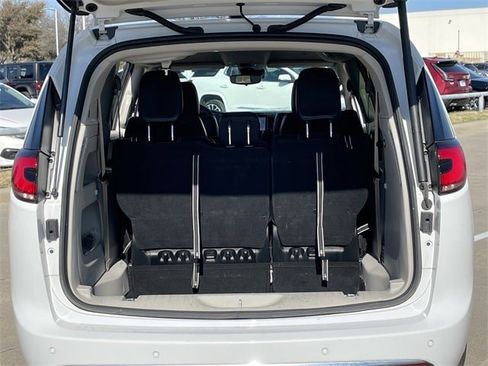 Used 2024 Chrysler Pacifica Touring-L image 28