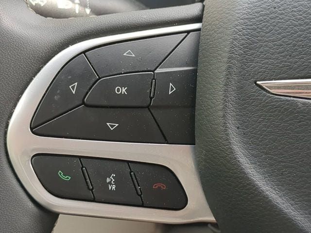 Used 2024 Chrysler Pacifica Limited FWD image 24