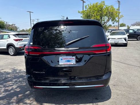 Used 2025 Chrysler Pacifica Select FWD image 4