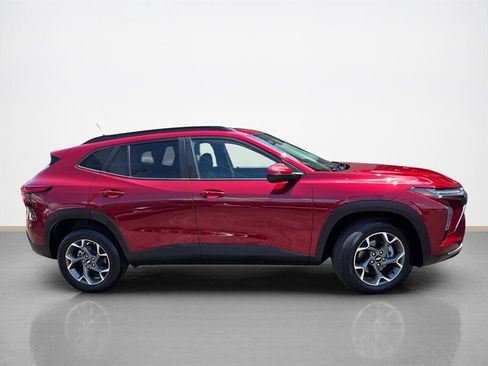Used 2024 Chevrolet Trax LT w/ Sunroof Package FWD image 2